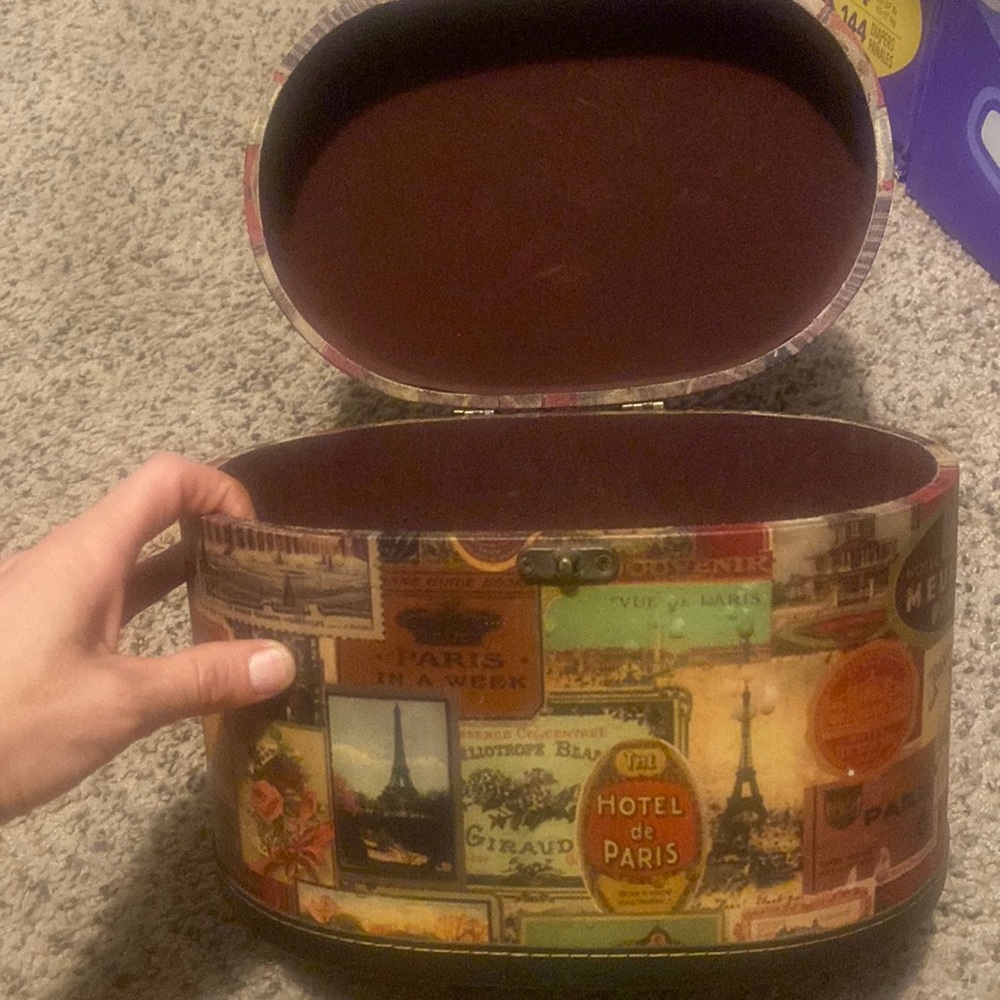 Parisian vintage box with handle